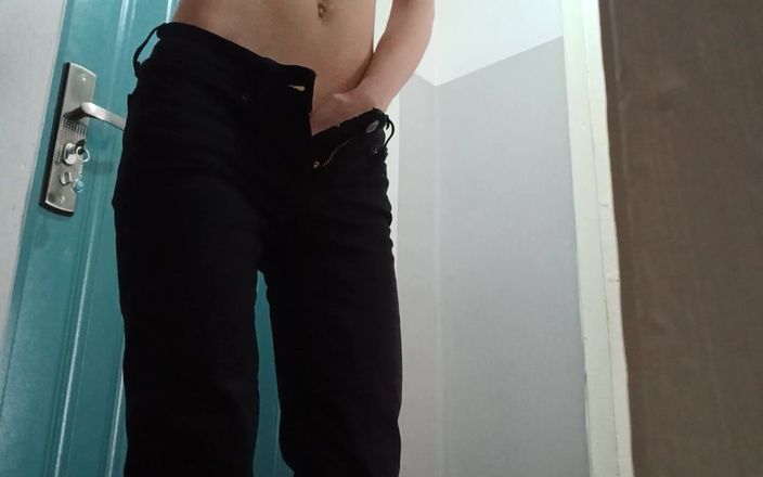 Lesbian-candys: タイトなジーンズのセクシーなスキニーブルネットは、毛深い猫を自慰行為します