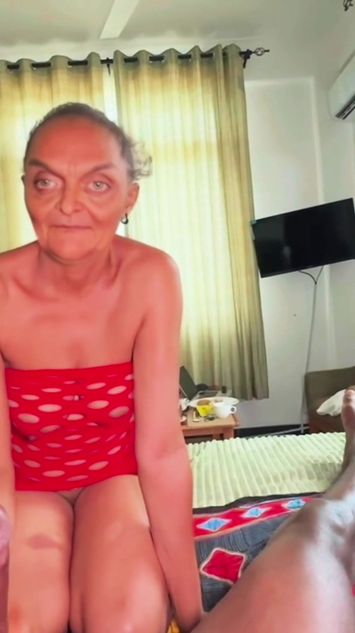 BongoXXX: Biraciale stiefmoeder wil mijn lul in beide gaten