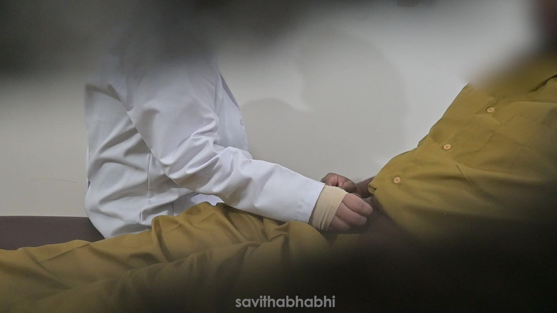 savithabhabhi: 医者がクリニックで患者のペニスをけいれんさせる