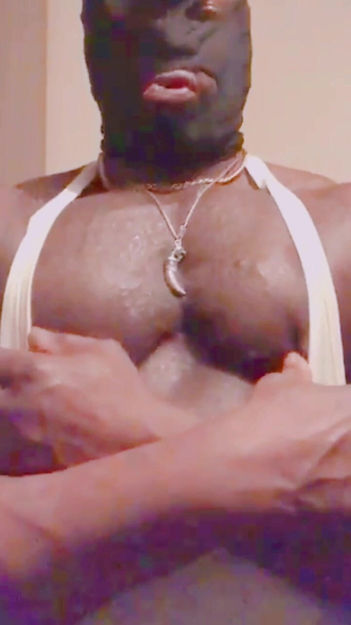 Black smoking muscle stepdad: Verbální hra s velkými svaly a kouřová akce