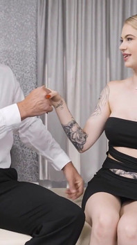 Lily Lou Deepthroats Obrovský Penis Před Drsnou anální Jízdou