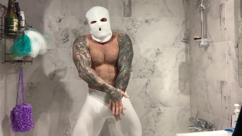 Maximus Barmin: Músculos enmascarados en la ducha