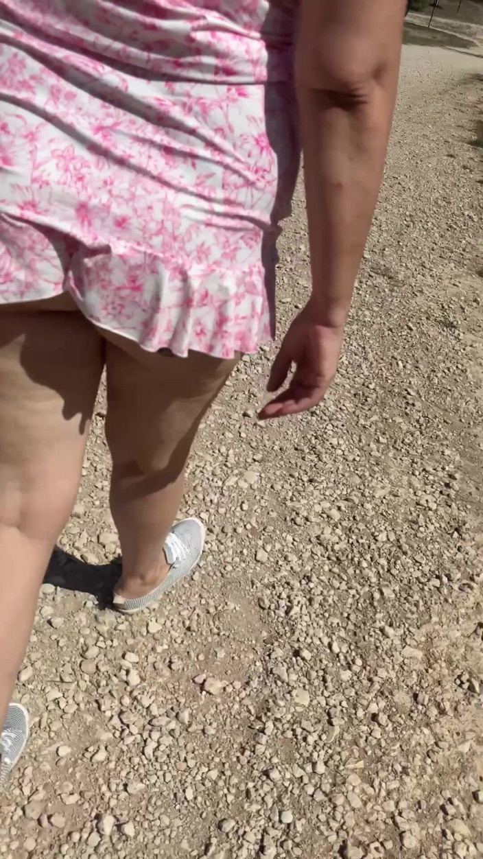 Lady Oups: Mikrokleidung Im Wald Mit Vibratorleine