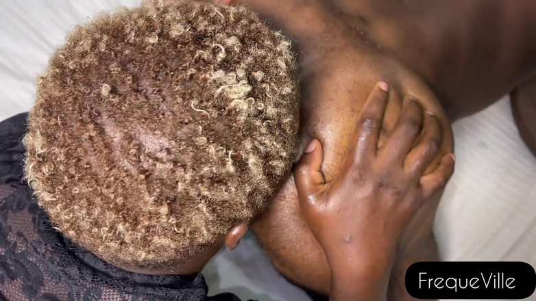 FrequeVille: Возбужденная девушка лижет и поедает его очко