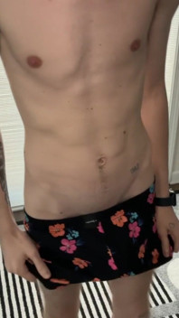 苗条的 twink 炫耀未割包皮的大白鸡巴