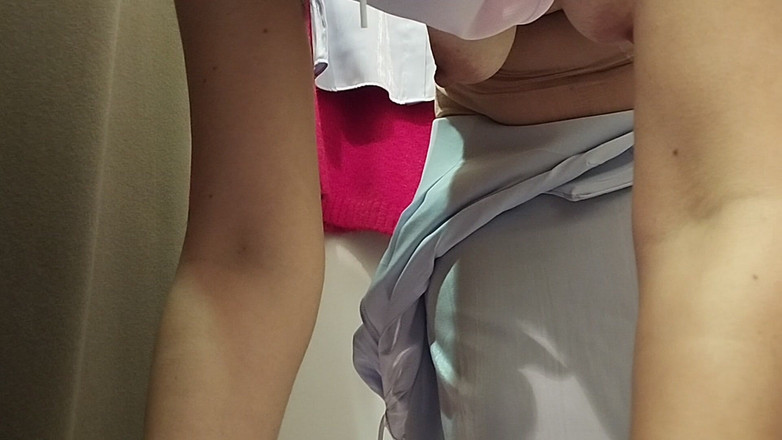 Amateur_MS: La mora sexy prova i vestiti nel camerino. Sto guardando...