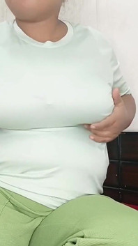 Fată indiană Niharika Thakur se fute cu degetul în pizdă pentru iubitul ei
