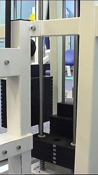 Yoğun şehvet ve müstehcen zevk anları ile spor salonunda iki ateşli çiftle grup seks