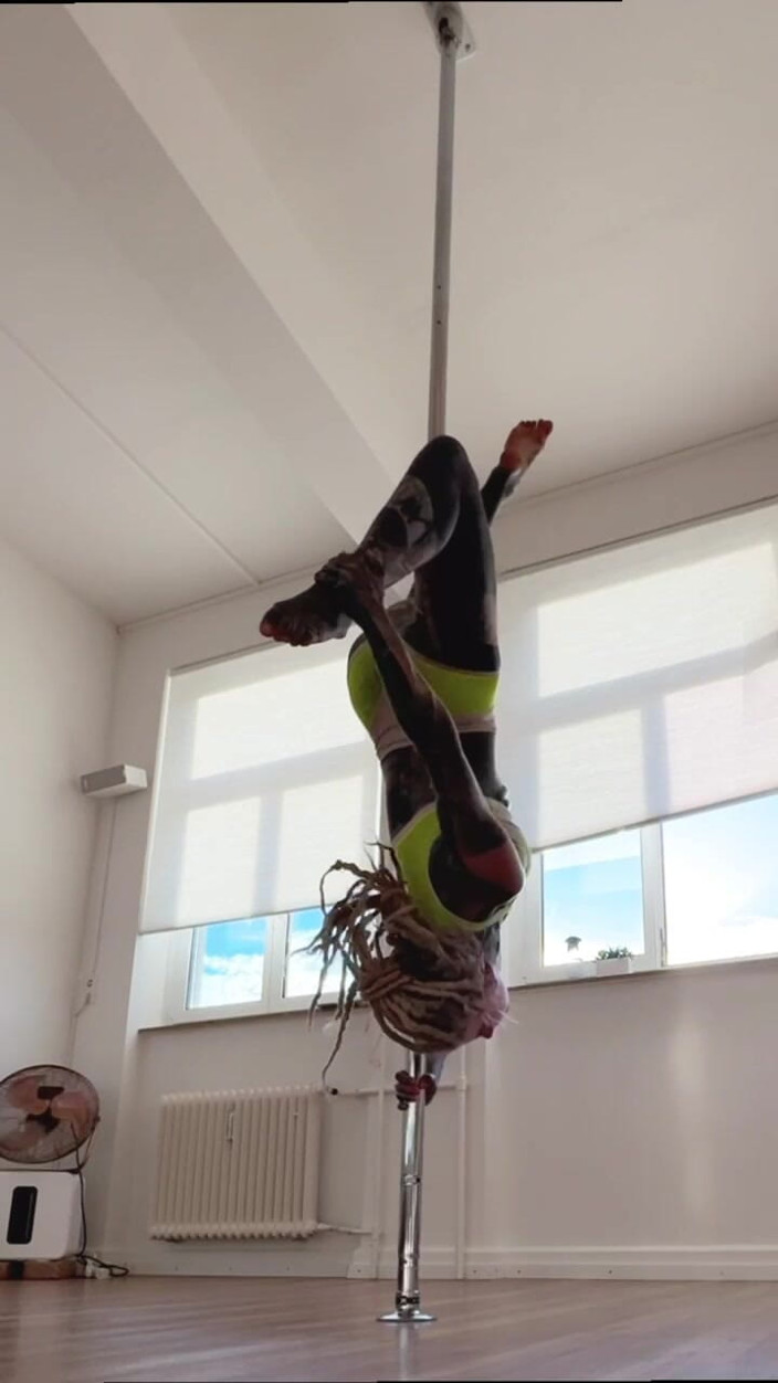 Anuskatzz: Líbí se ti moje poledance? Sleduj mě pro více divokých...
