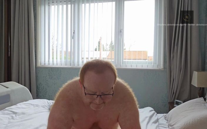 Daddysmudge: パパはベッドの上で男の子とファック