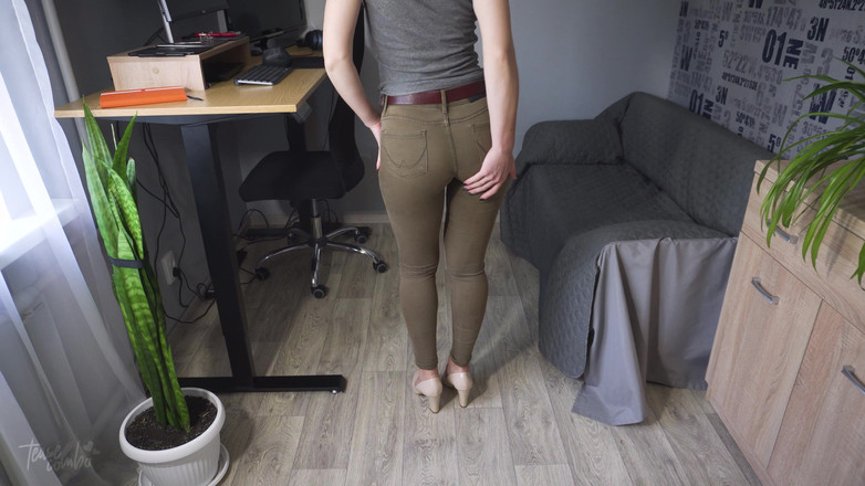 Teasecombo 4K: Гаряча жінка в вузьких джинсах ходить і дражнить лінію трусиків