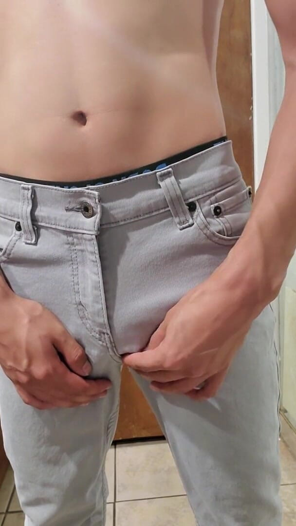 Z twink: Young Stud Gets Boner in Pants and Rubs It Out