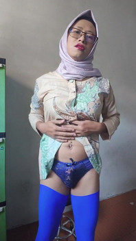 Beleza hijab transsexual masturba seu pau grande para gozar