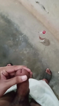 Am frühen morgen sexy junge masturbiert im badezimmer