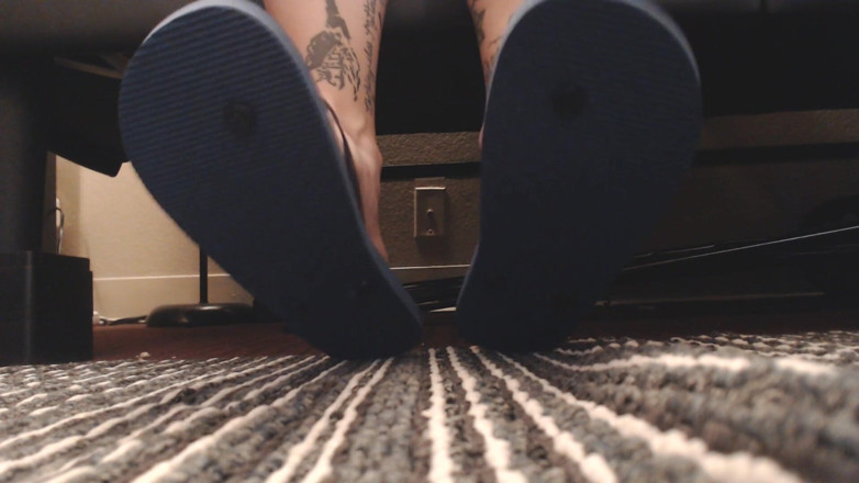 Abby Anna: Navy toe leker i flip flops