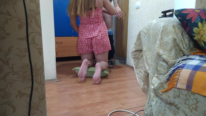 Teen and Milf Female Sex: Kurýrka v domě, kam jsem šel, mi lízala ptáka, protože mi...