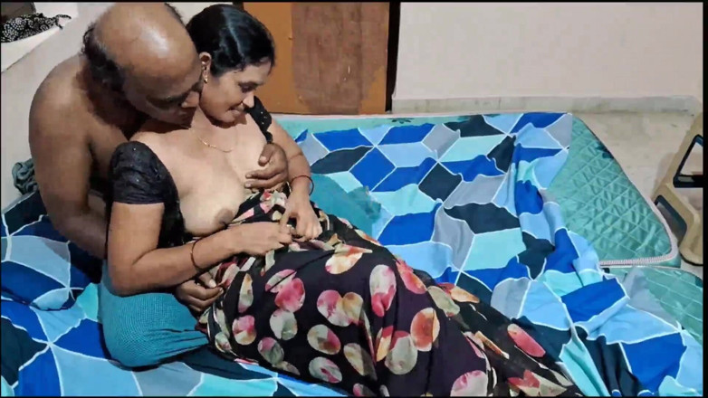 Sexy sindu: Mireasă căsătorită și mirele fac futai în noaptea nunții, sex dur