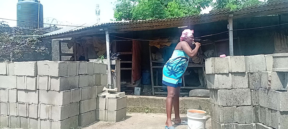 Creamyshuga: 性感的农村女孩在大院外洗澡