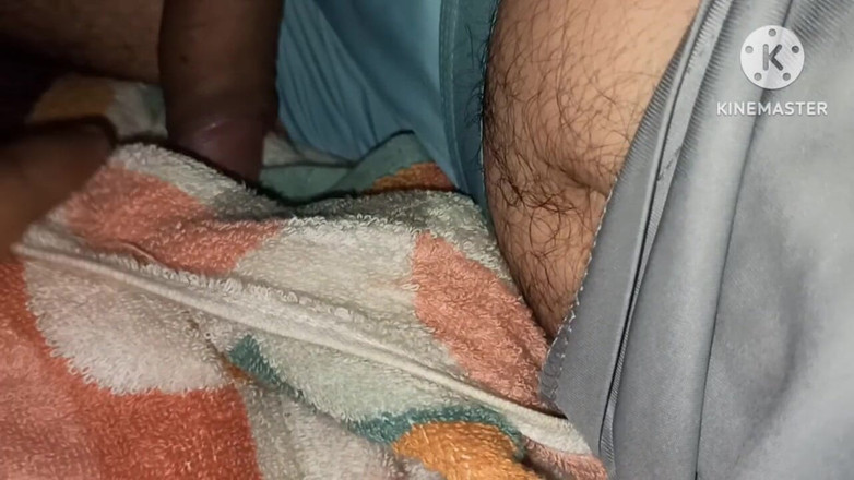 Desi__Panda: Büyük götünü gece yarısı sikmek istediğini görmek için üvey erkek kardeşimin...