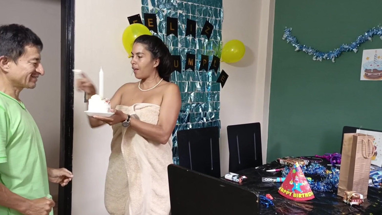 Lady: 생일 축하 새아빠, 나는 너의 선물이야, 그래서 나를 열심히 따먹어