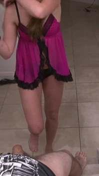 L'arrapante Lacy succhia il suo uomo e si fa schizzare la faccia e le tette