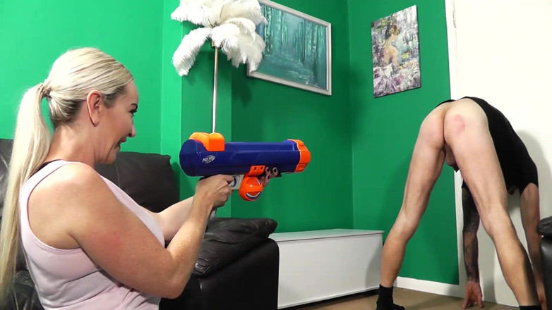 Miss Jessica Wood: Zemsta Nerf - Panna Jessica Wood strzela Nerf Tennis Ball Shooter...