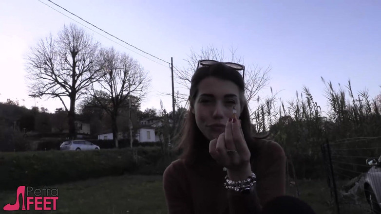 Smokin Fetish: La bella teen fuma all'aperto