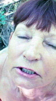 Bunicuța slabă iese la plimbare cu nepotul ei vitreg și se fute în tufișuri