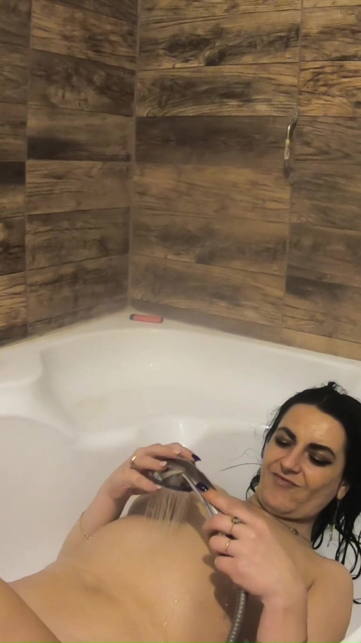 MilfyCalla: Jocuri milf perverse cu mega orgasm în cadă acasă