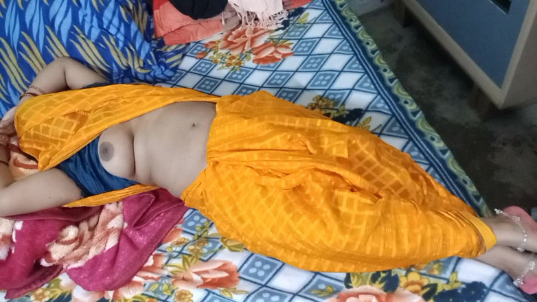 Manjushukla: Velmi krásná bhabhi ve žluté sárí