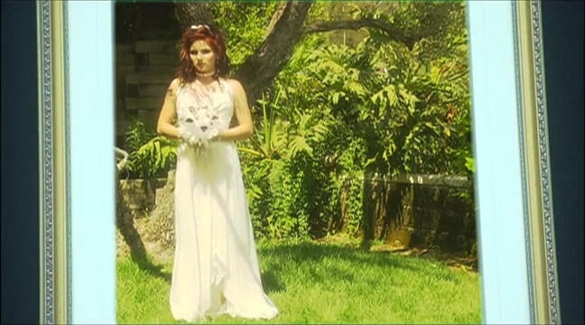 Babe Stars: Una bella ragazza si siede tra i giri del suo...