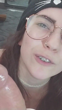 Sexy nerdka uctívá obrovského ptáka