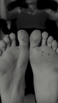 Salut le loser regarder mes pieds sales ta déesse italienne