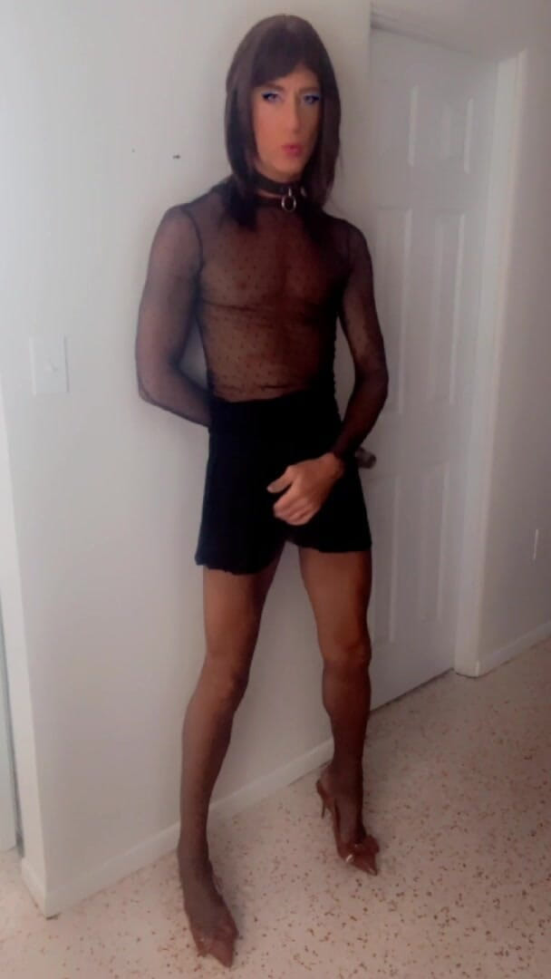 TVI Studios Val Parker: ナイロンメッシュスカートと黒いパンティストッキングでの女装