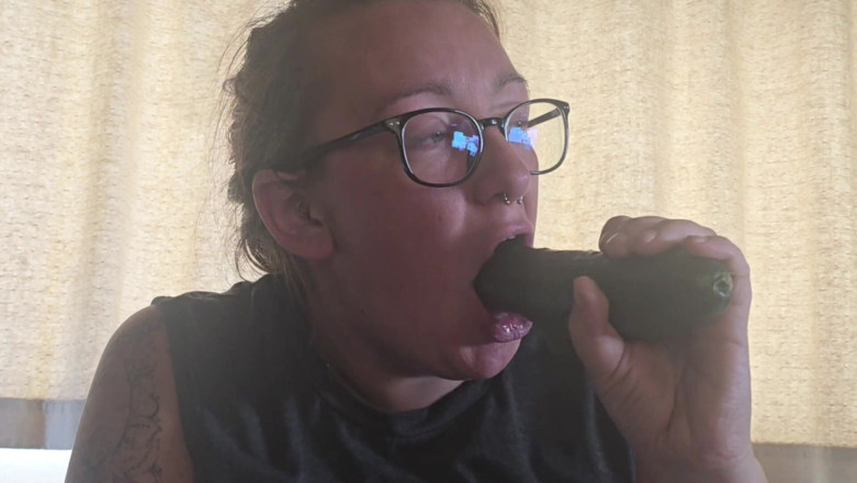 Jimbob Star Straight: Foodie Fridays Jade Fucks a Cucumber