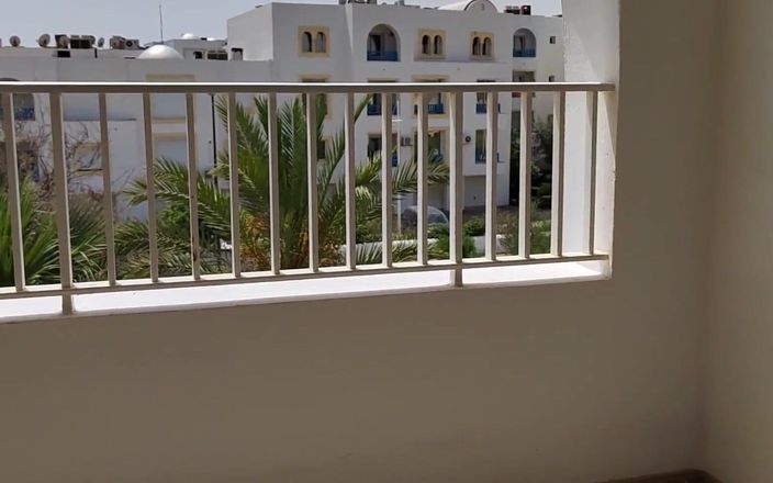 Emma Alex: ट्यूनीशिया होटल में होटल बालकोनी में हाथों से चुदाई। युवा परफेक्ट बॉडी पर लंड हिलाना