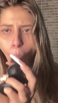 Você quer ver como eu dou um ótimo boquete no meu vibrador, imaginando que é o seu grande e grosso