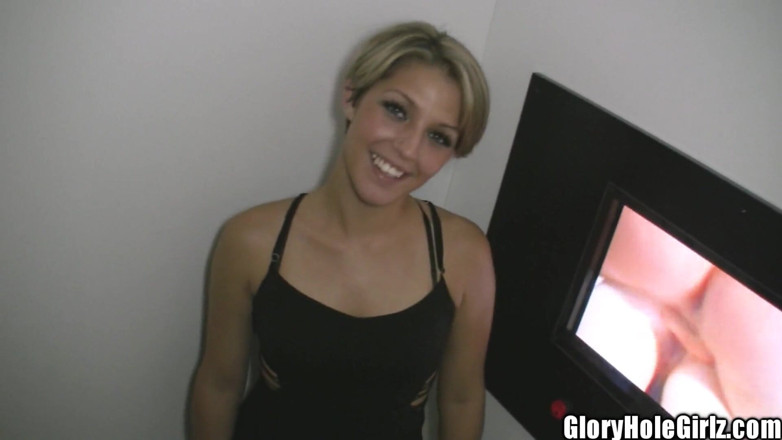 Glory Hole Girlz: Si jalang bertetek kecil dengan pantat bulat yang bagus menghisap...