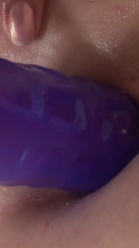 glaimaras sunahre baalon vaali sundriyan choot chaat rahi hain aur gand men dildo kar rahi hain