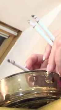 穿着性感内衣抽3支香烟！