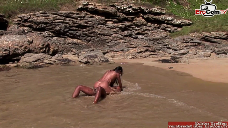 EroCom: Una magra sportiva latina bellezza scopa in spiaggia