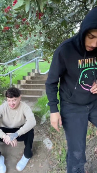 Twink kouří na silnici do sucha!