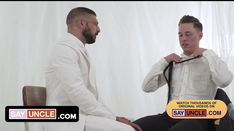 Missionary Boys: El obispo Napoli se pone travieso durante el ritual y...