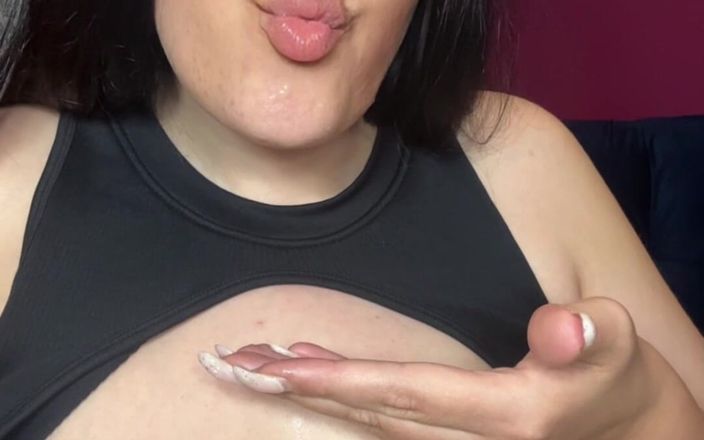 Young_strawberry: O mamă sexy obraznică imploră sperma și joacă-te cu ea