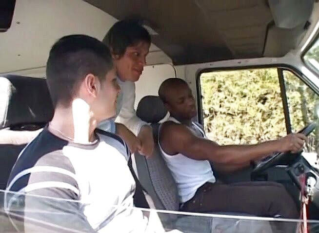 Bad Boyz: Vyzvednout na anální šukání ve třech