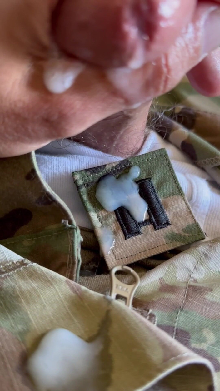 Gay Soldier Stuff: 偷偷溜走我指挥官的Ocp，并在上面射了很多精液！
