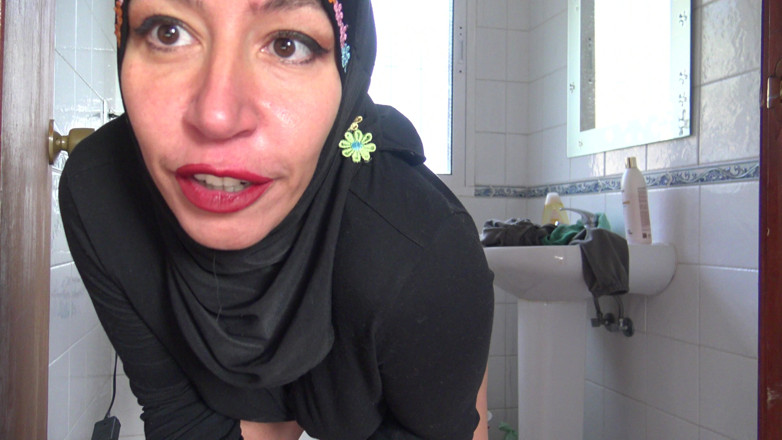 Souzan Halabi: Harige rijpe pis-milf wil kinky seks in toilet