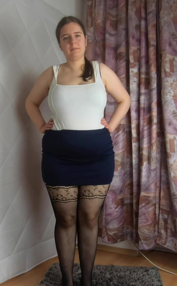 Lena Rose: Mini falda de tacones y medias de rejilla