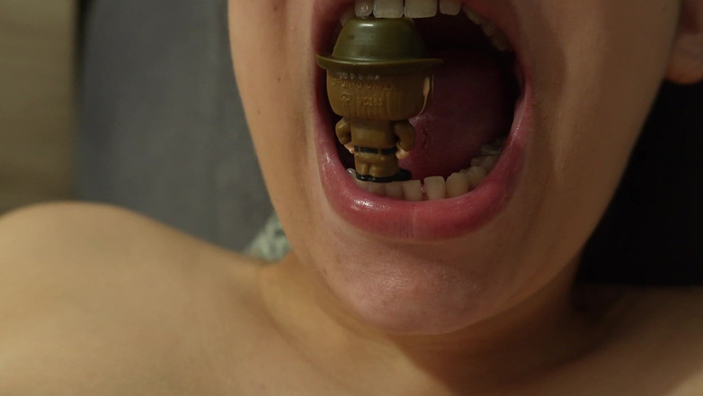 AmayaMori: Giantess 女孩吃掉一个娇小的人并吮吸他