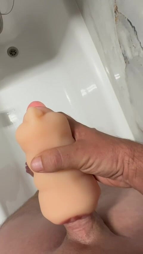 InnocentHub753: シャワーで大人のおもちゃをクソ